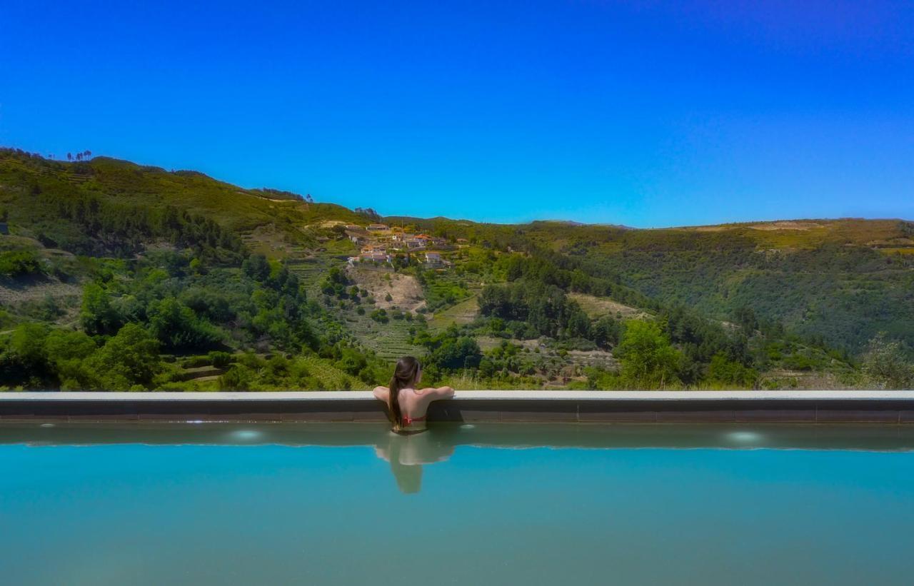 Mw Douro Wine & Spa Santa Marta de Penaguião Esterno foto A woman in a swimming pool