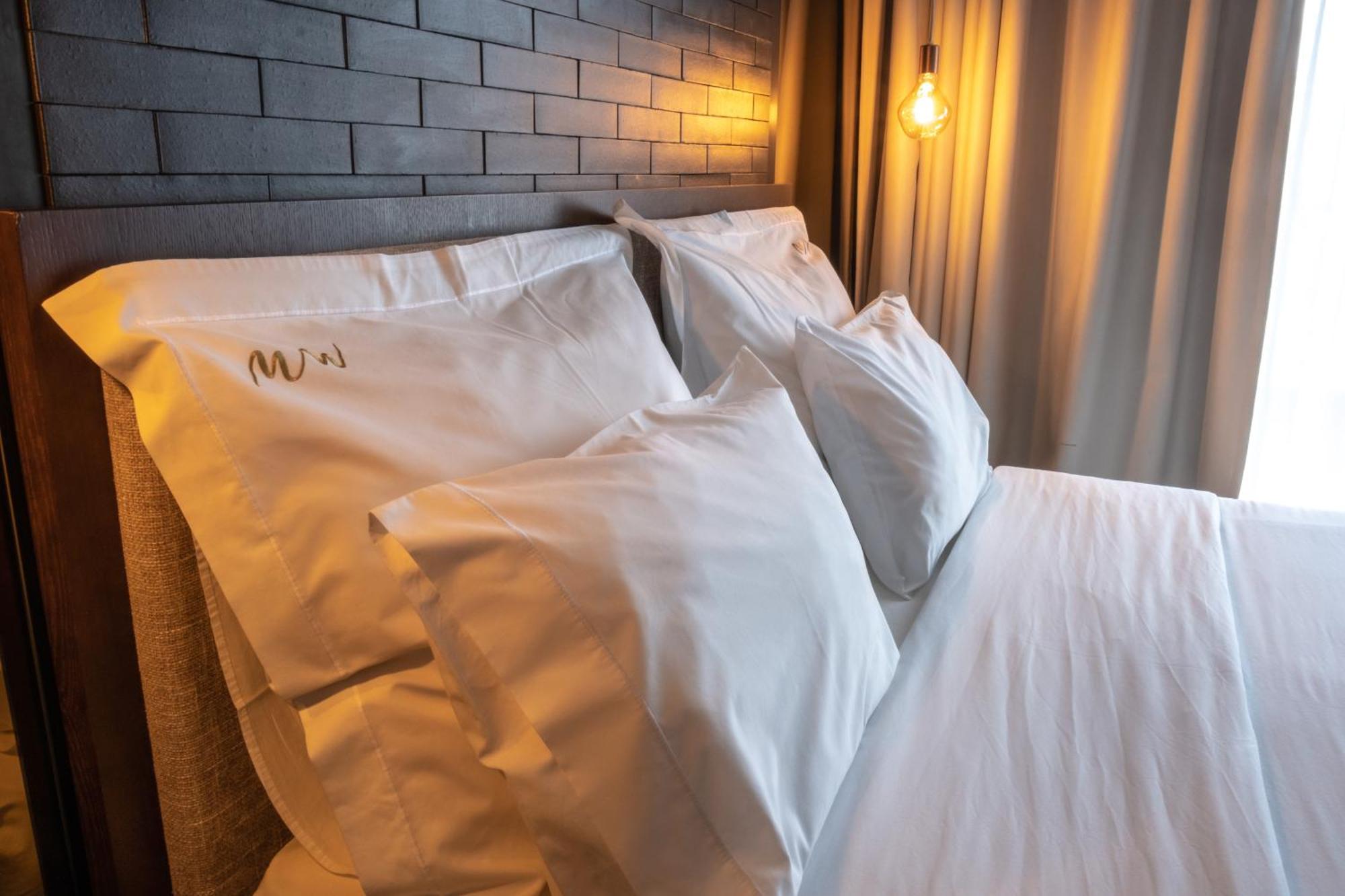 Mw Douro Wine & Spa Santa Marta de Penaguião Esterno foto A bed with white sheets