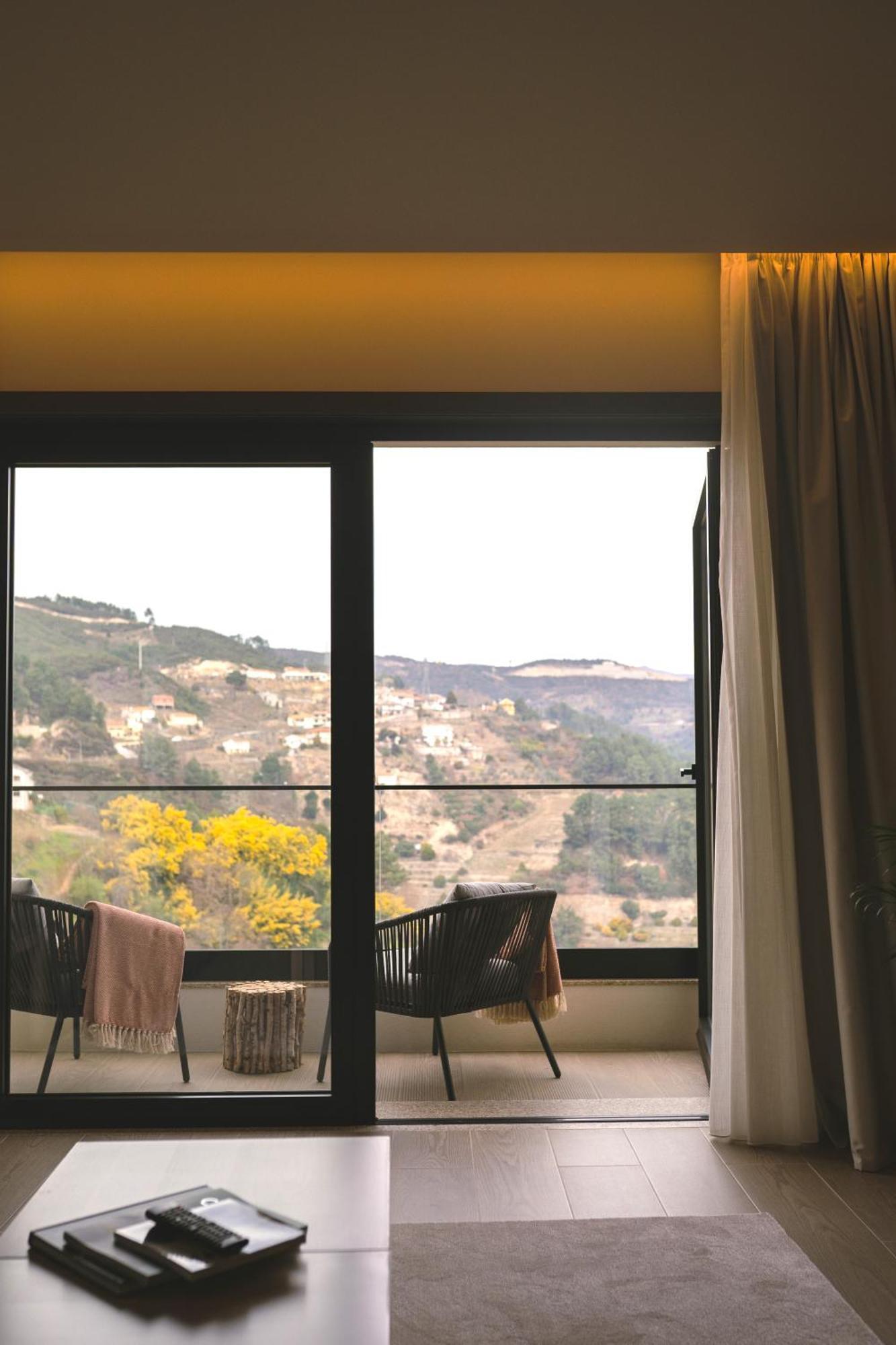 Mw Douro Wine & Spa Santa Marta de Penaguião Esterno foto View of the village from the hotel